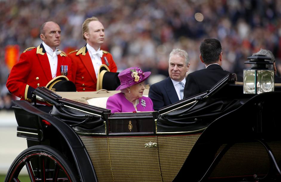 Sua Maesta la Regina Elisabetta II durante la sfilata di apertura del quinto giorno del Royal Ascot Horse Racing ( Getty Images)